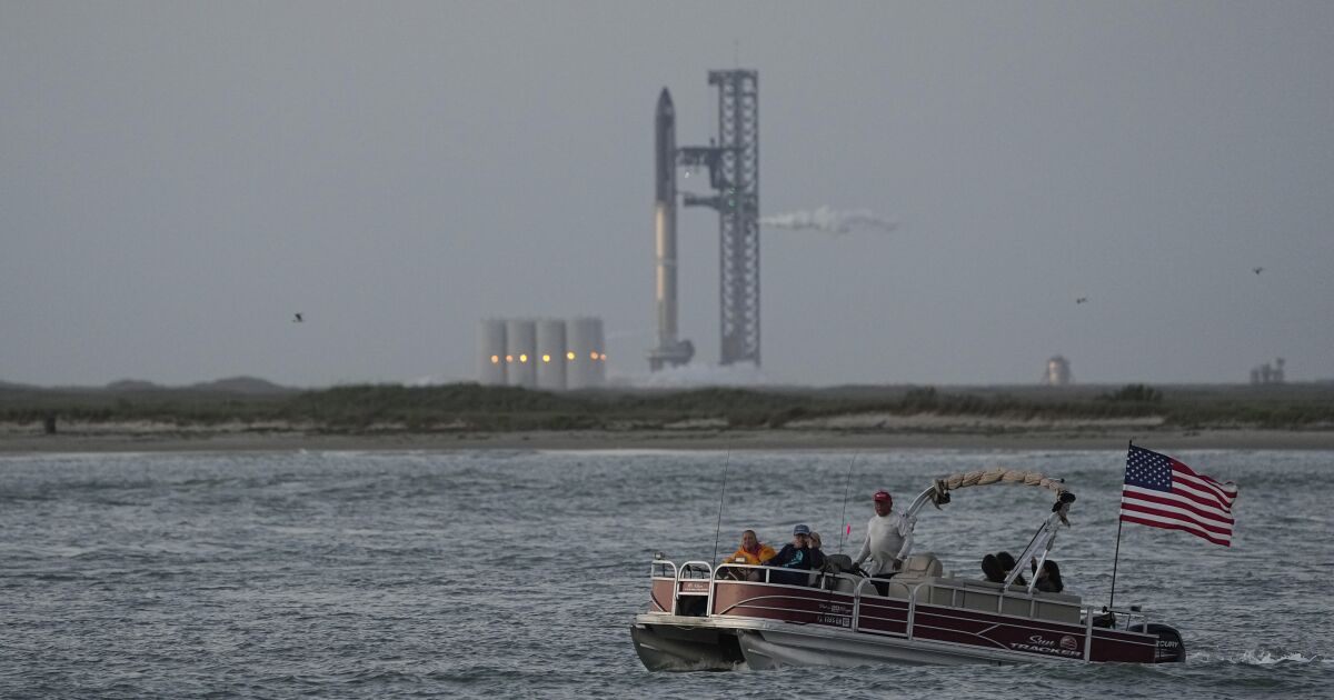 SpaceX’in devasa Starship roketi fırlatma rampasını temizler ancak sonunda patlar