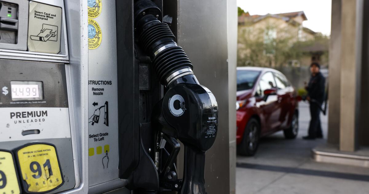 L’essence monte jusqu’à 6 $ à Los Angeles. Ici, vous pouvez toujours le trouver pour 5 $