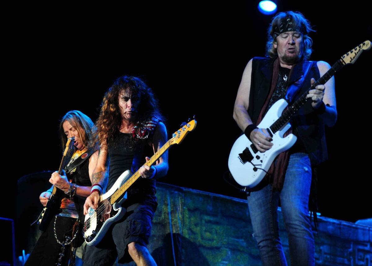 Una buena parte de la formación de Iron Maiden, que se presentó dos veces el fin de semana que acaba de terminar en el Forum de Inglewood.