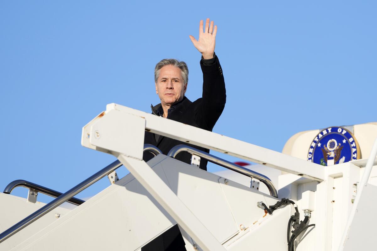 El secretario de Estado Antony Blinken al abordar su avión en la Base Aérea Andrews 