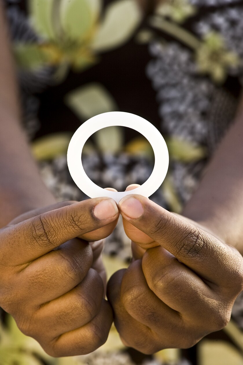 Esta foto suministrada por International Partnership for Microbicides muestra un anillo vaginal que redujo ligeramente el riesgo de infección del sida según los resultados de dos estudios del Africa. (Andrew Loxley/International Partnership for Microbicides via AP)
