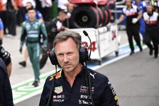 El director de Red Bull, Christian Horner, camina por la calle de pits antes del GP de Holanda de F1 en la pista de Zansvoort, Holanda, 4 de setiembre de 2022. (Christian Bruna/Pool via AP)