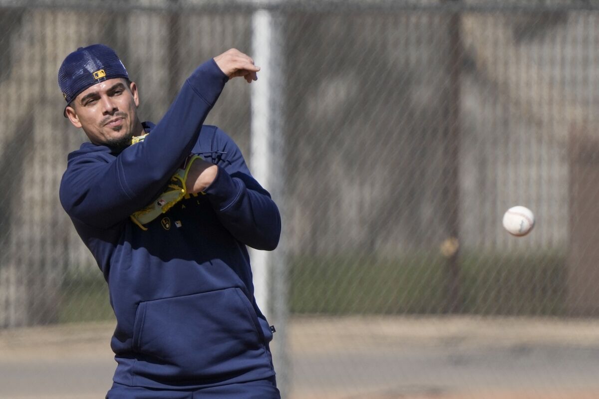 Willy Adames des Milwaukee Brewers lance lors d'un entraînement printanier le 16 février à Phoenix.