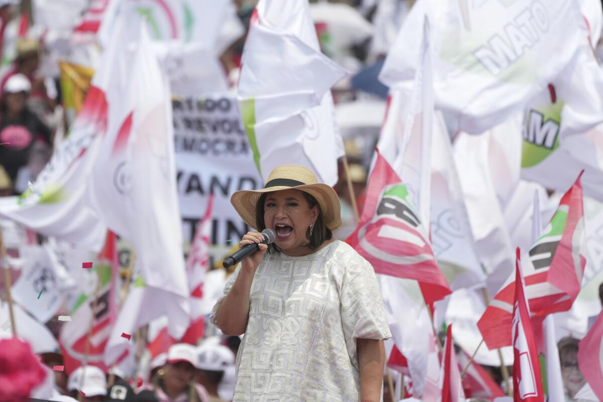 La candidata presidencial Xóchitl Gálvez realiza un mitin de campaña en Los Reyes la Paz, en las afueras de la Ciudad de México.