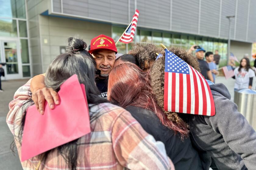 Raúl Orlando Calix abraza a su familia a las afueras del cruce peatonal PedEast. Calix regresó a Estados Unidos luego de casi 20 años.