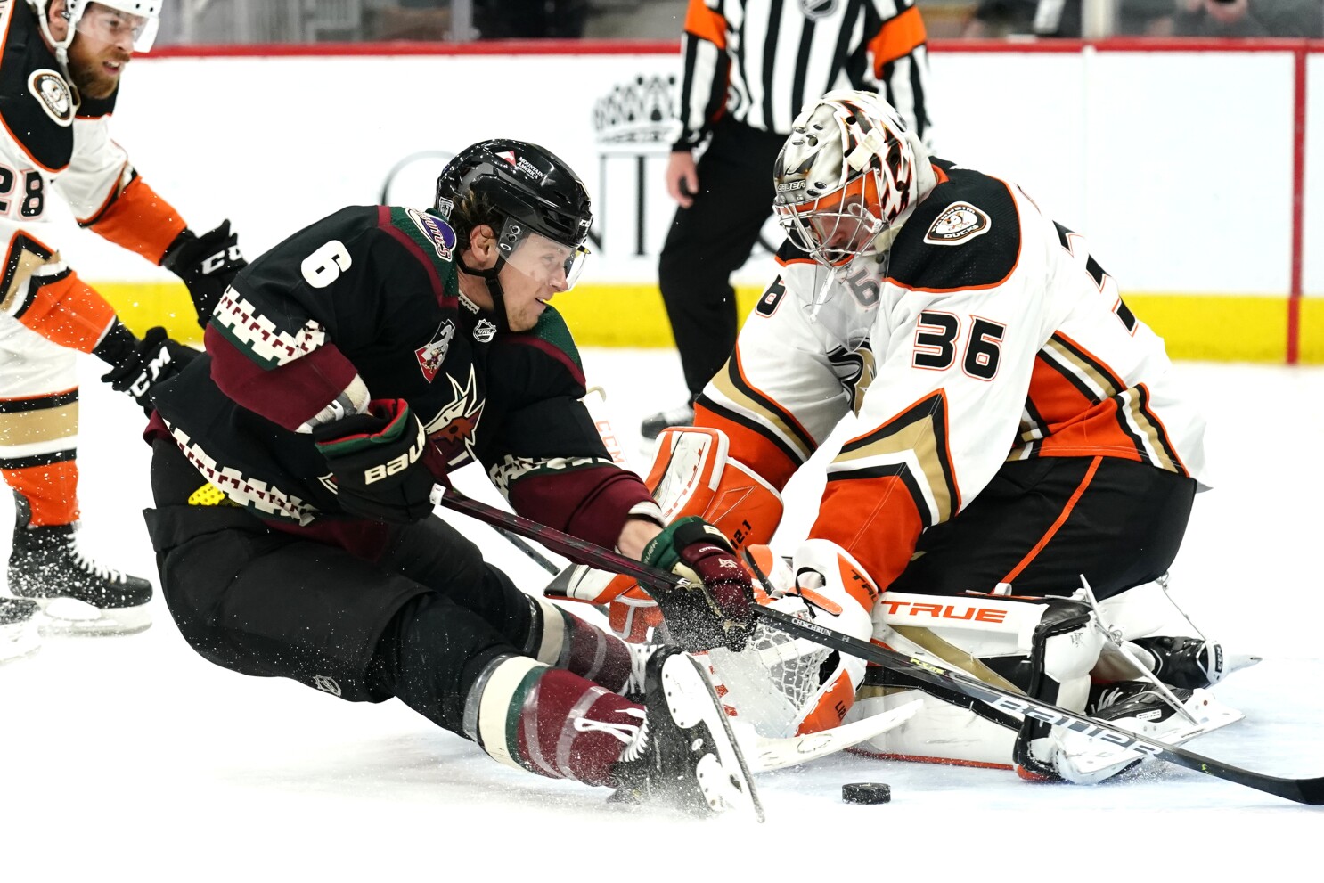 Ducks Fail To Protect 3 Goal Lead In Loss To Arizona Coyotes Los Angeles Times