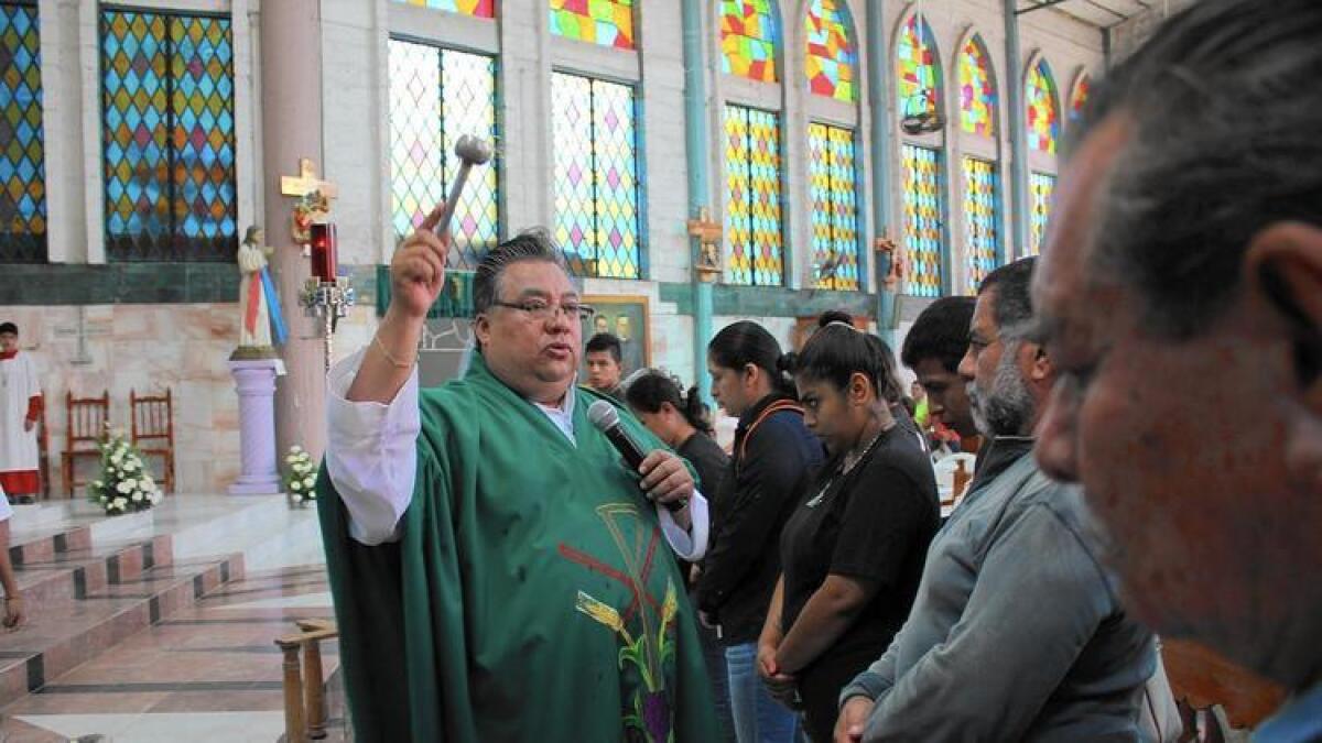 "La gente tiene tanto odio, tanto desdén por la vida" dice el padre Oscar Prudenciano González de la iglesia de San Gerardo, en Iguala, en el estado mexicano de Guerrero.