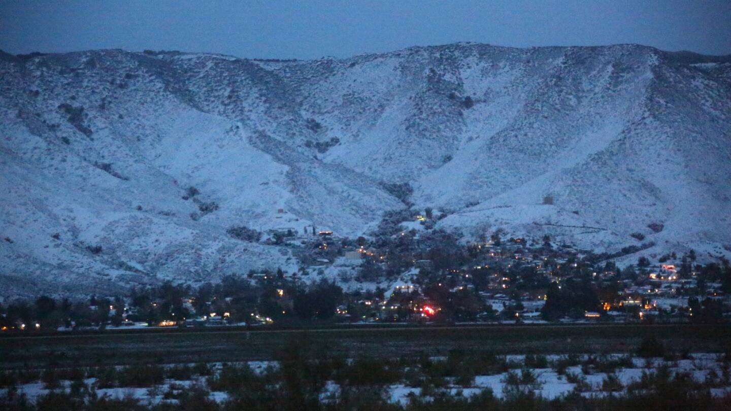 Lake Elsinore wakes up to snow