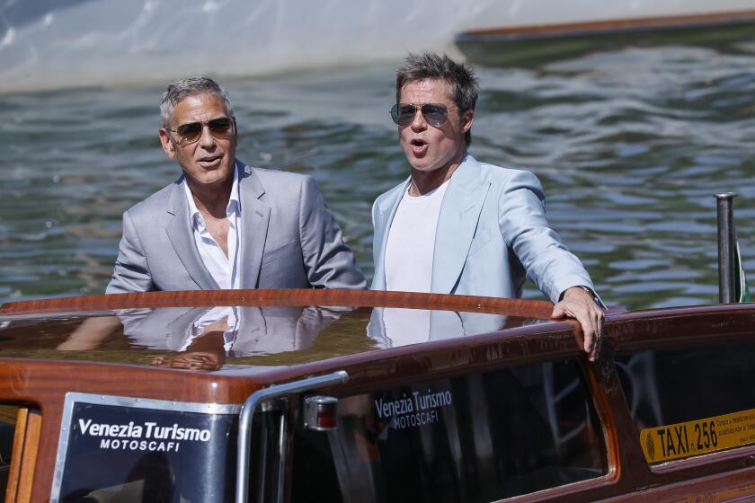 George Clooney, izquierda, y Brad Pitt llegan a una conferencia de prensa sobre la cinta "Wolfs" durante la 81ra edición del Festival de Cine de Venecia, el domingo 1 de septiembre de 2024, en Venecia, Italia. (Foto de Joel C Ryan/Invision/AP)