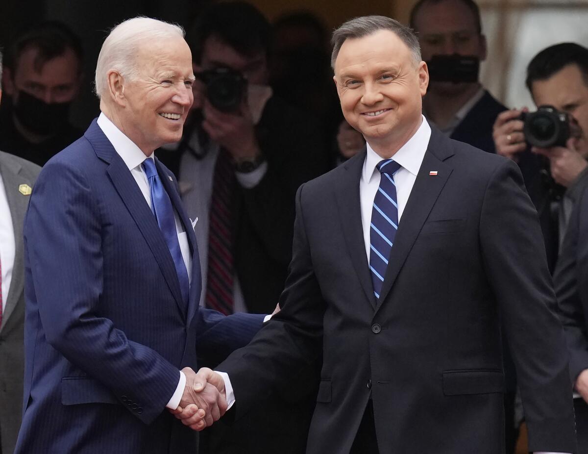 El presidente Joe Biden, izquierda, y su contraparte polaco Andrzej Duda 