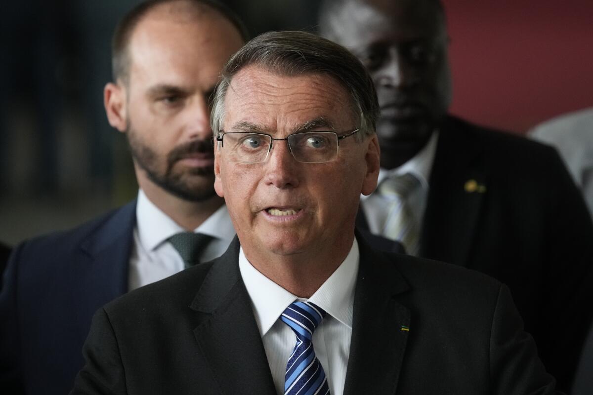 El presidente de Brasil Jair Bolsonaro pronuncia un discurso desde la residencia oficial