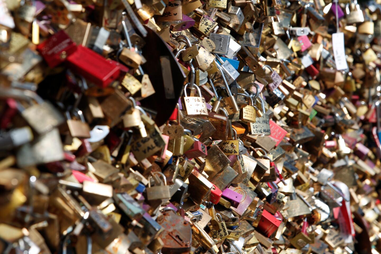 D.C. Removes 'Love Locks' from Key Bridge