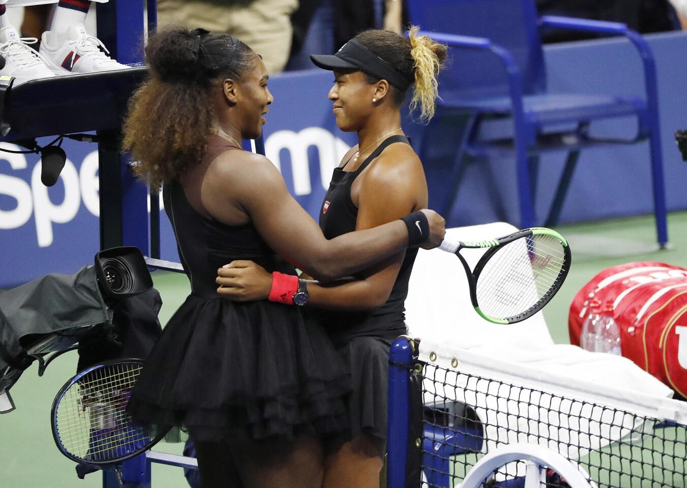 MCX001. New York (United States), 08/09/2018.- Naomi Osaka of Japan (R) and Serena Williams of the US at the net after the women's final on the thirteenth day of the US Open Tennis Championships the USTA National Tennis Center in Flushing Meadows, New York, USA, 08 September 2018. The US Open runs from 27 August through 09 September. (Tenis, Abierto, Japón, Estados Unidos, Nueva York) EFE/EPA/JASON SZENES *** Local Caption *** 53000073 ** Usable by HOY and SD Only **