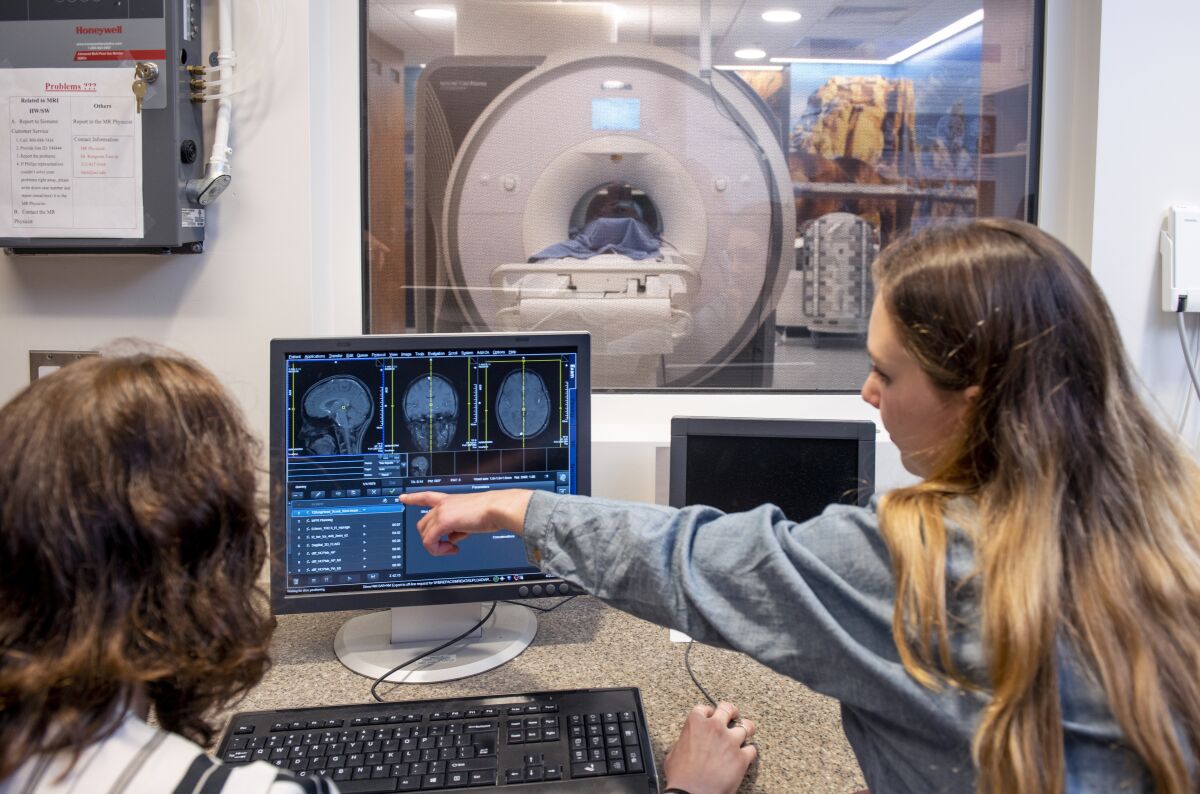 Michael Yassa's group demonstrating MRI brain scan technology in FIBRE lab.