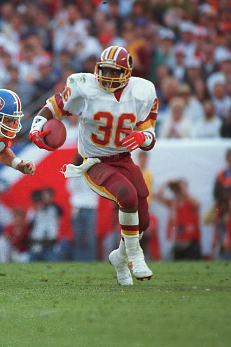 Washington Redskins Timmy Smith (36) geri dönüyor Denver Broncos linebacker Jim Ryan