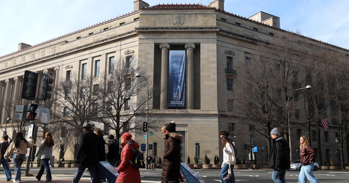 Les démissions et les licenciements ont dévoré le FBI et le ministère de la Justice. Ils ont du mal à reconstruire