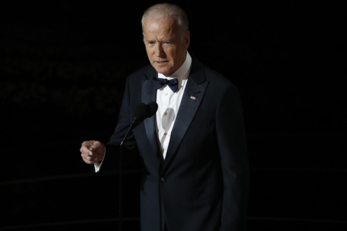El entonces vicepresidente Joe Biden habla durante los Premios de la Academia en 2016 en Hollywood. (Robert Gauthier / Los Angeles Times)