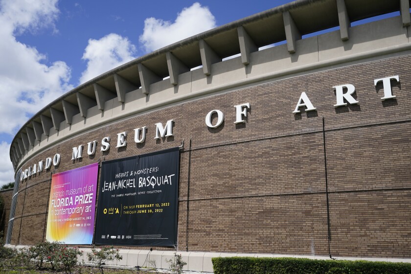 El exterior del Museo de Arte de Orlando, donde se presentaban obras atribuidas a Jean-Michel Basquiat, el jueves 2 de junio de 2022 en Orlando, Florida. El viernes 24 de junio el FBI hizo una redada en el museo y confiscó más de 20 supuestas obras de Basquiat por dudas sobre su autenticidad. (Foto AP/John Raoux)