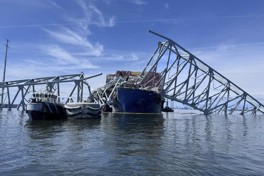 Vista del barco carguero que hace unos días derribó el puente Francis Scott Key en Baltimore, mientras buzos ayudan a las cuadrillas con la complicada operación de retirar acero y concreto, el domingo 31 de marzo de 2024. (Fotos AP/Mike Pesoli)