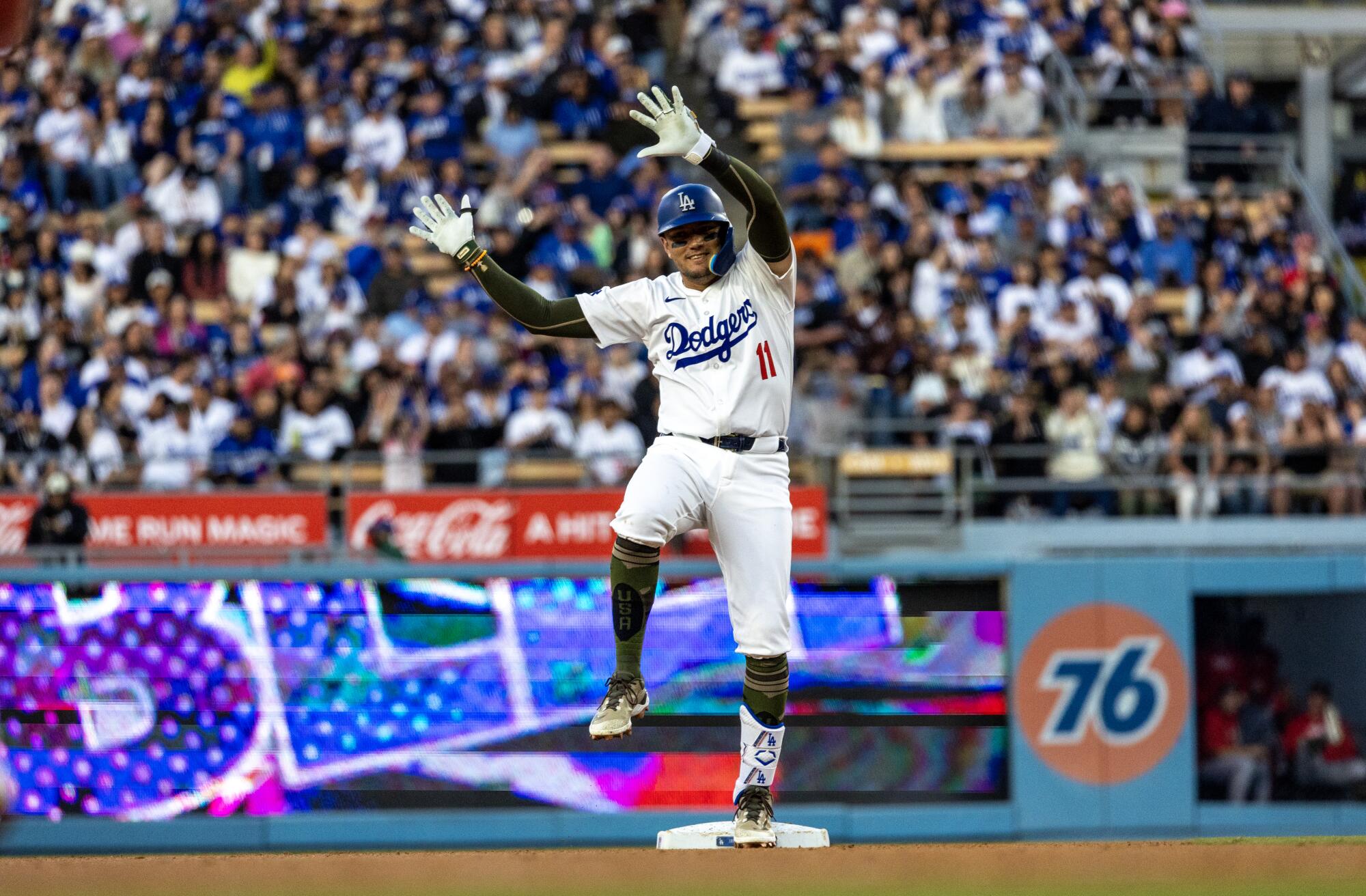El campocorto de los Dodgers, Miguel Rojas, adopta la pose característica de los Dodgers en el plato.