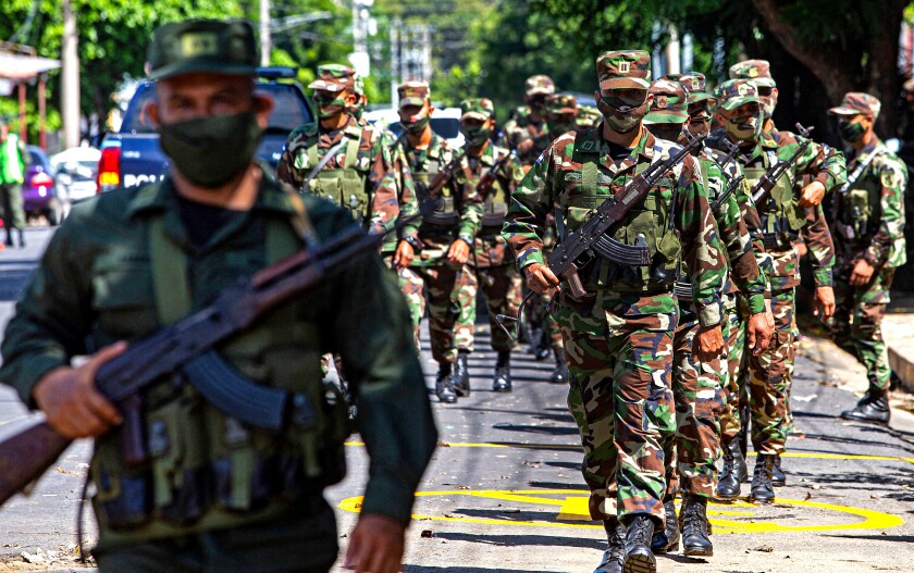 سربازان ارتش نیکاراگوئه برای محافظت از صندوق های رای وارد می شوند.