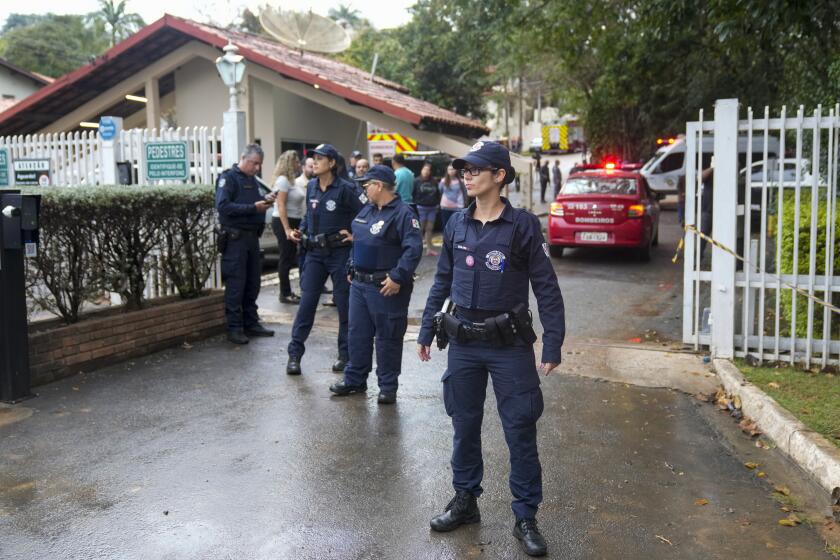 Agentes de policía custodian la entrada a una comunidad vallada donde se estrelló un avión, en Vinhedo, Sao Paulo, Brasil, el 9 de agosto de 2024. (AP Foto/Andre Penner)