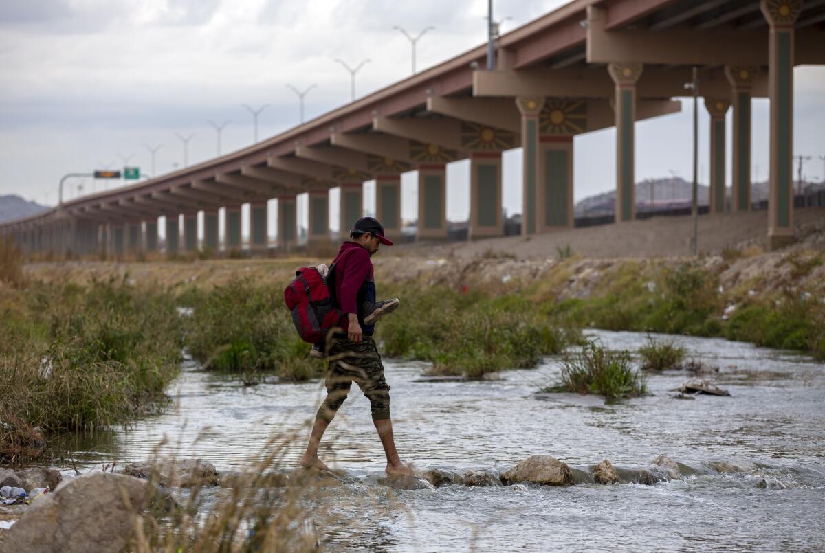Un migrante ecuatoriano cruza el río Bravo (Grande) hacia El Paso, Texas,