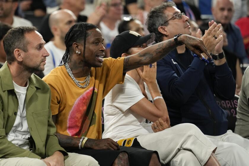 Travis Scott observa el partido de Francia contra Alemania en las semifinales de baloncesto masculino en la Arena Bercy en los Juegos Olímpicos de Verano de 2024, el jueves 8 de agosto de 2024, en París, Francia. (Foto AP/Mark J. Terrill)