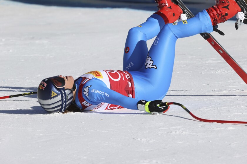 Sofia Goggia, de Italia, celebra en la línea final de la prueba de ski alpino, en la Copa Mundial de descenso, en Cortina d'Ampezzo, Italia, el sábado 22 de enero de 2022. (AP Foto/Alessandro Trovati)