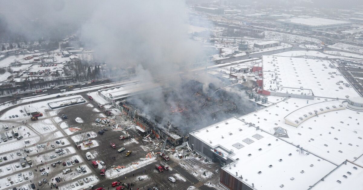 Un incendie ravage un centre commercial de Moscou, tuant 1 homme