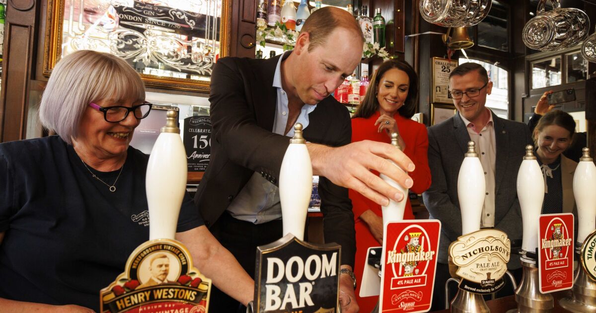 Príncipe William serve uma cerveja e se dirige ao público antes da coroação
