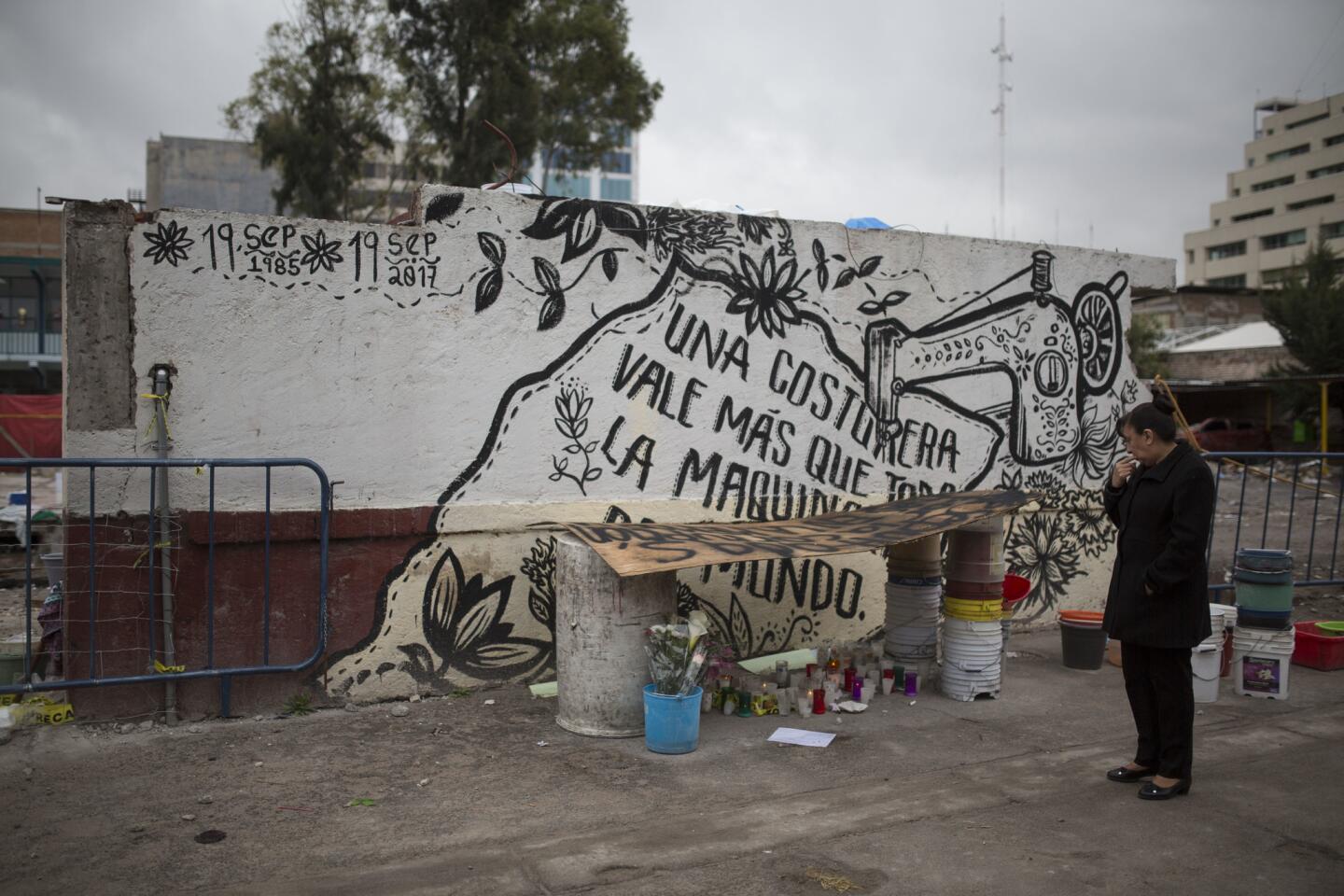 Una mujer de pie ante el último trozo en pie del muro en el número 168 de la calle Boleivar, donde un edificio de cinco plantas se derrumbó durante un terremoto reciente, en el barrio de Obrera. (AP Foto/Moises Castillo / AP