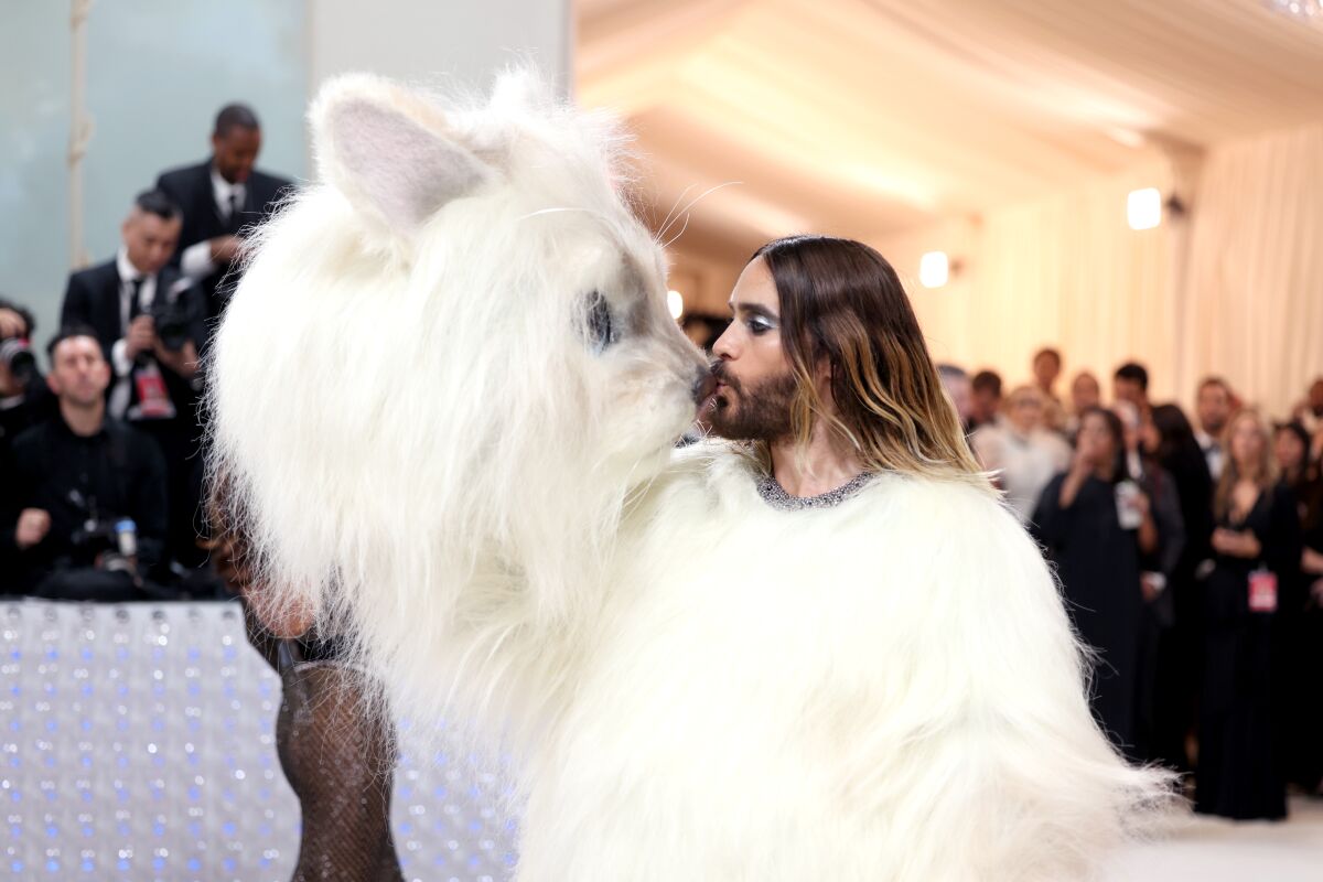 Jared Leto, vestido como la gata de Karl Lagerfeld, Choupette.