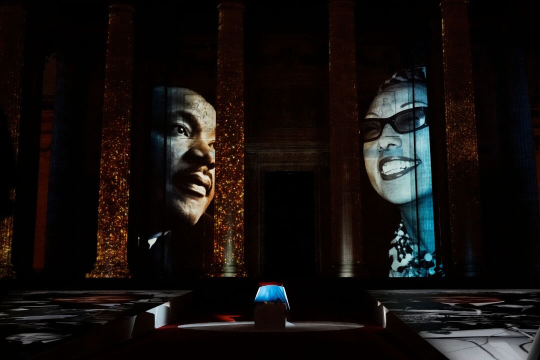 Gambar Josephine Baker dan Martin Luther King ditampilkan selama upacara yang didedikasikan untuk Josephine Baker.