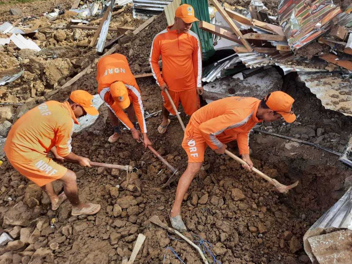 People trying to rescue those buried under mudslide debris