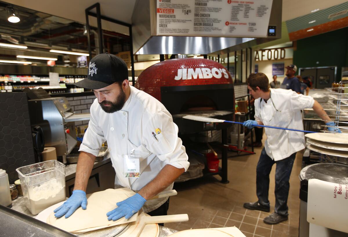 Daniel Drake (izquierda) y David White hacen pizzas frescas en el horno de pizza importado de Jimbo's en Carmel Valley.
