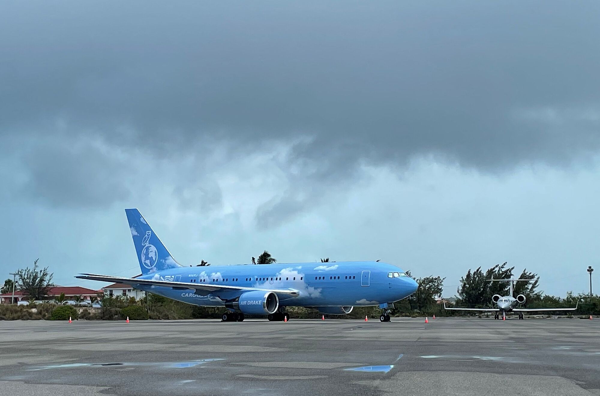 Un Boeing 767 sous un ciel nuageux.