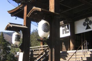 Esta fotografía proporcionada por el reverendo TK Nakagaki en noviembre de 2022 muestra el templo budista Zenko-jo en Nagano, Japón, fundado en 642 d.C., el primer templo budista del país. El símbolo de la esvástica puede verse en diversos sitios del templo. (El reverendo TK Nakagaki vía AP)