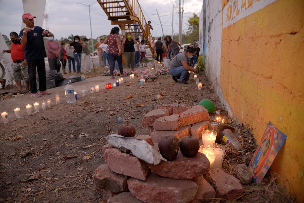 Rezan en el Día de la Virgen por migrantes fallecidos en accidente en México