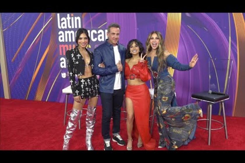 Alejandra Espinoza, Carlos Ponce, Becky G y Thalía, presentadores Latin AMAs 2024 en conferencia