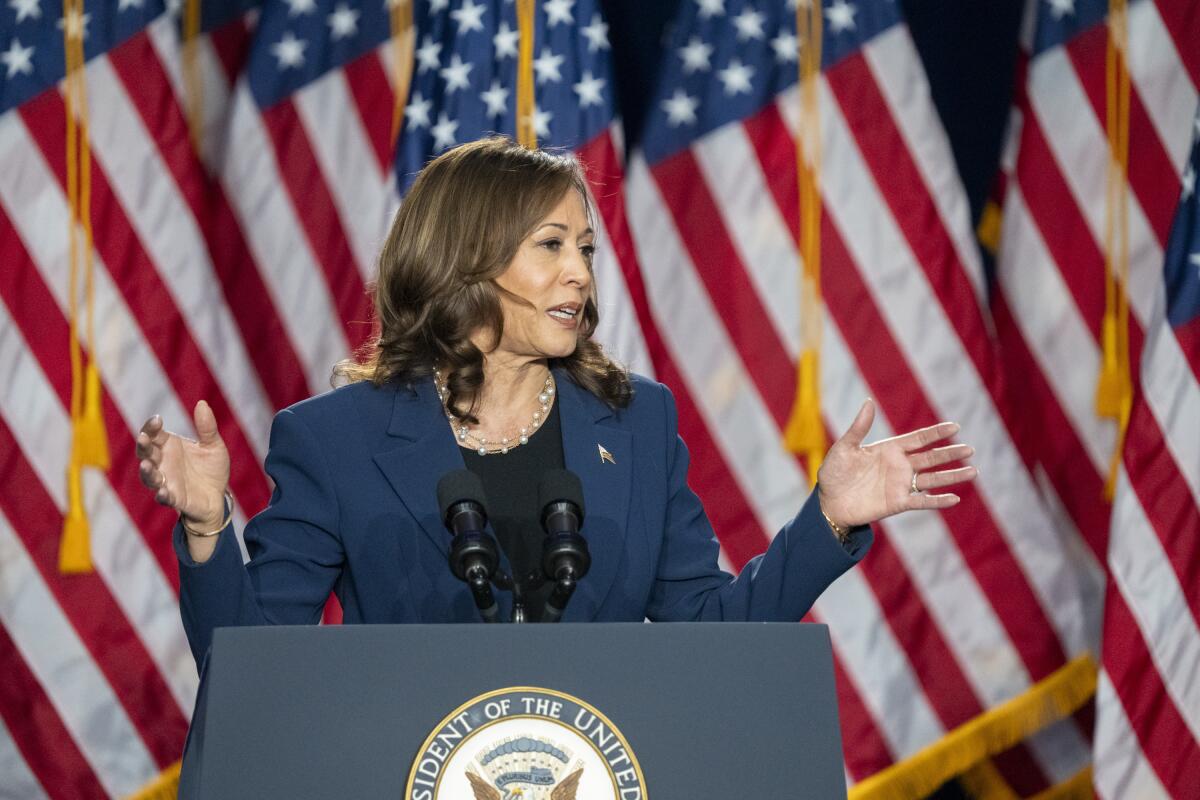 La vicepresidenta Kamala Harris hace campaña por la presidencia como posible candidata demócrata durante un acto en el West