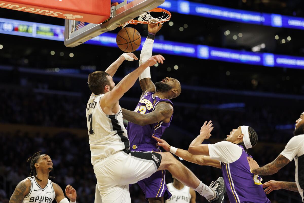 লেকারদের ইনজুরি বিশৃঙ্খলার মধ্যে, লেব্রন জেমস তার পুরানো স্বভাবের মতো দেখতে শুরু করেছে লেকারদের ইনজুরি বিশৃঙ্খলার মধ্যে, লেব্রন জেমস তার পুরানো স্বভাবের মতো দেখতে শুরু করেছে