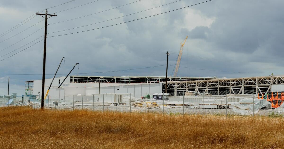 As montadoras americanas estão apostando alto em muscle cars enquanto o mundo se eletrifica
