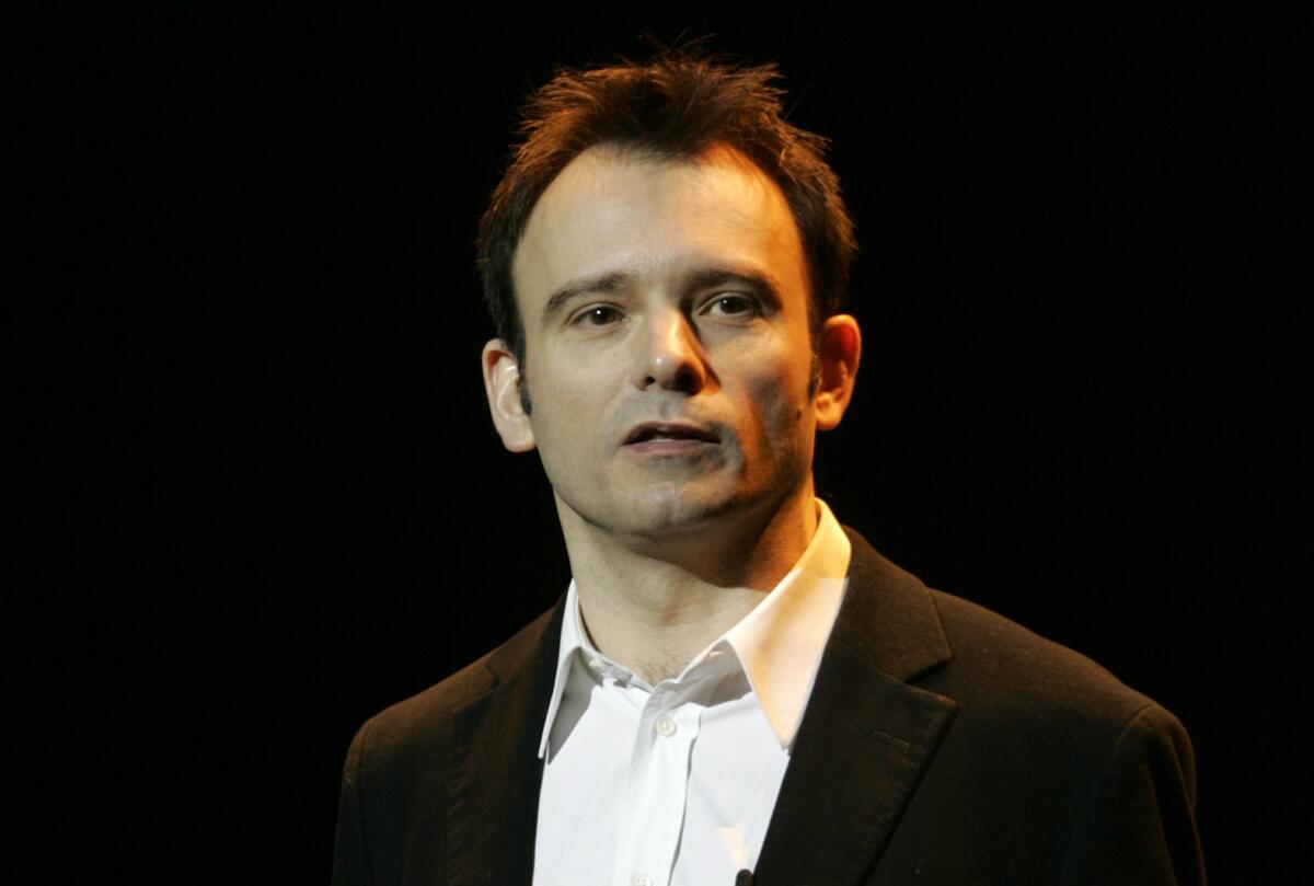 British stage director Matthew Warchus has been named the new artistic director of the Old Vic in London, succeeding actor Kevin Spacey.
