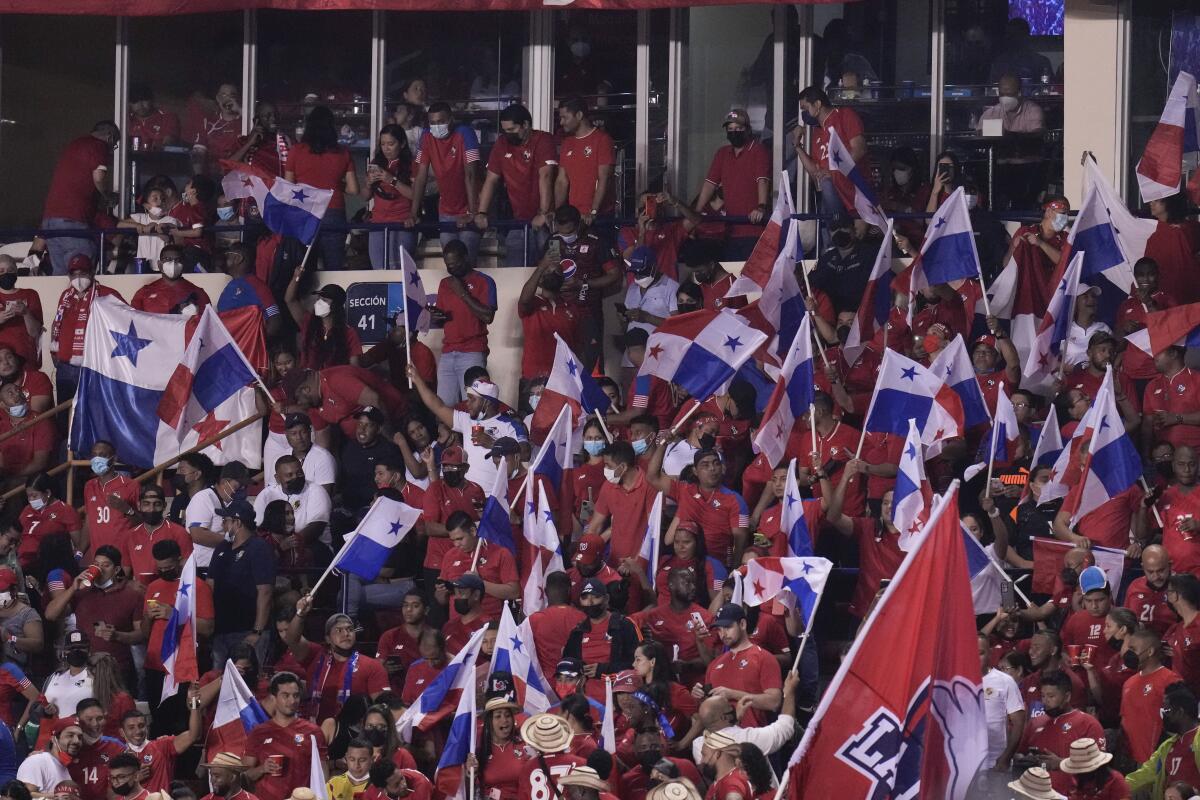 Los aficionados de Panamá animan a su selección antes de un partido de clasificación contra El Salvador 