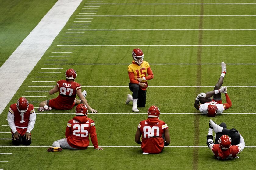 Patrick Mahones (15), quarterback de los Chiefs de Kansas City, realiza estiramientos con sus compañeros el jueves 26 de enero de 2023 (AP Foto/Charlie Riedel)