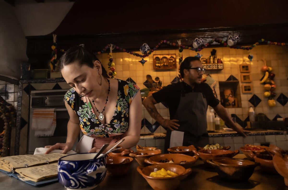 Mariana Treviño y Andrés Almeida protagonizan "El Sabor de la Navidad".