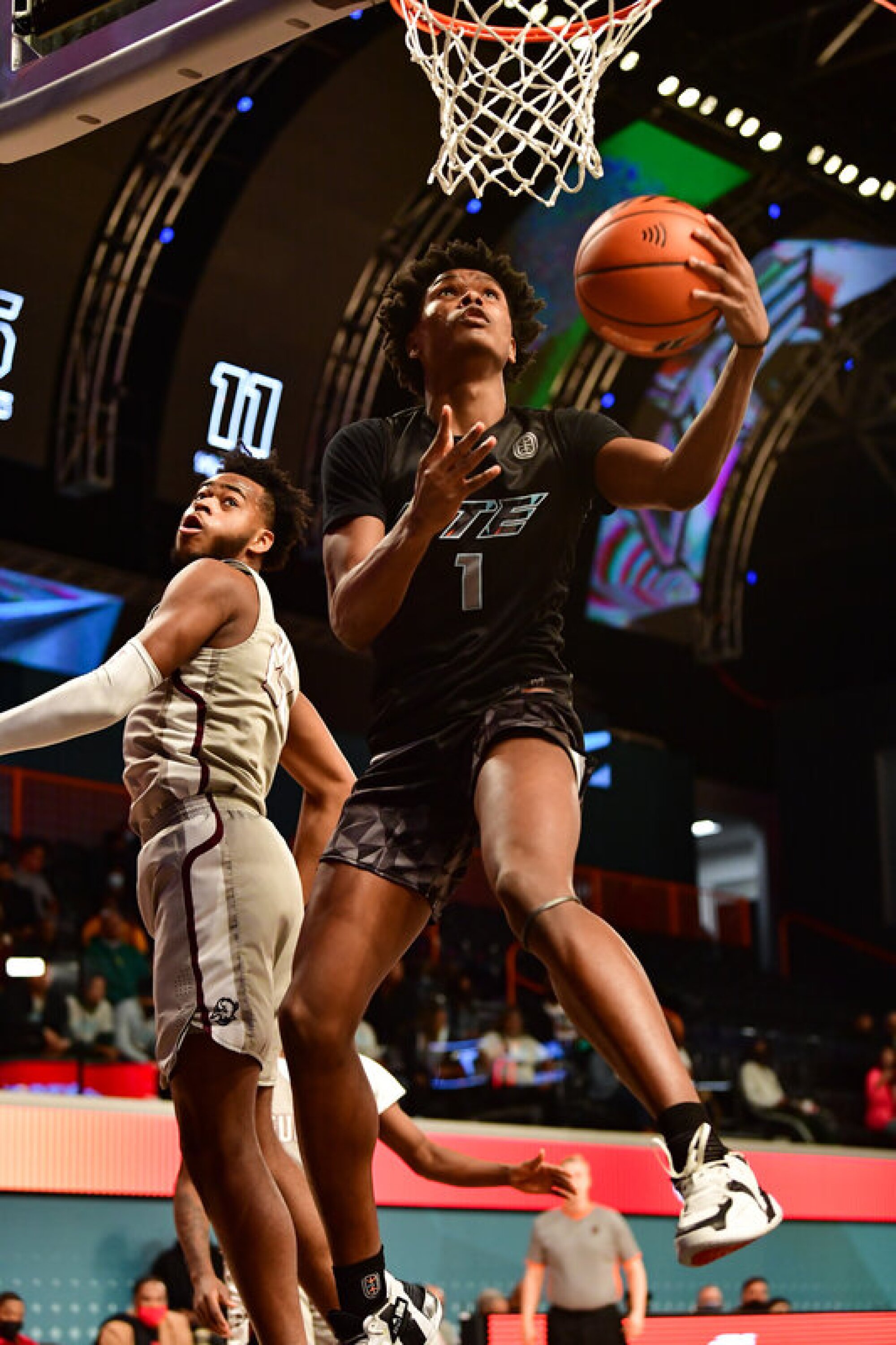 Overtime Elite player Amen Thompson attempts a reverse layup during a game.