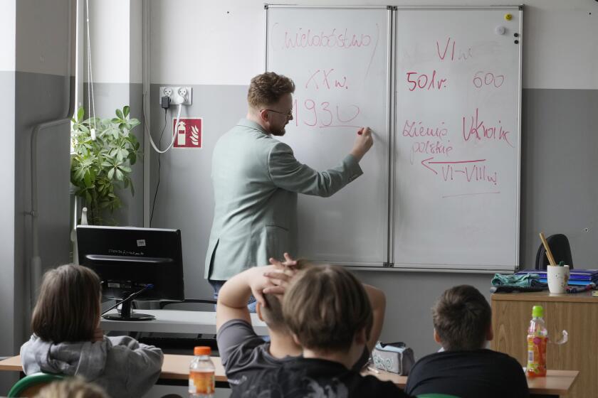 Arkadiusz Korporowicz da clases de historia a niños de quinto grado en la Escuela Primaria 223, el miércoles 3 de abril de 2024, en Varsovia. (AP Foto/Czarek Sokolowski)