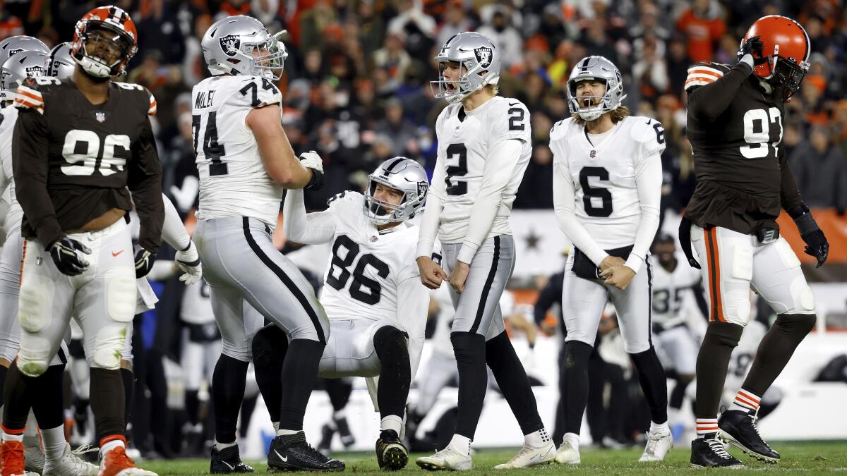 Carlson FG gives Raiders 16-14 win vs COVID-ravaged Browns